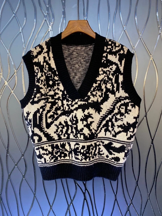 2021 new women fashion V-neck embroidered pattern decoration sleeveless all-match knitted waistcoat top 1023
2021 new women fashion V-neck embroidered pattern decoration sleeveless all-match knitted waistcoat top 1023