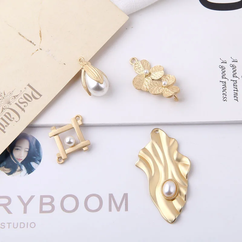 DIY Earrings accessories retro handmade materials metal inlaid diamond hollow out round dream catcher earrings earrings pendant
DIY Earrings accessories retro handmade materials metal inlaid diamond hollow out round dream catcher earrings earrings pendant