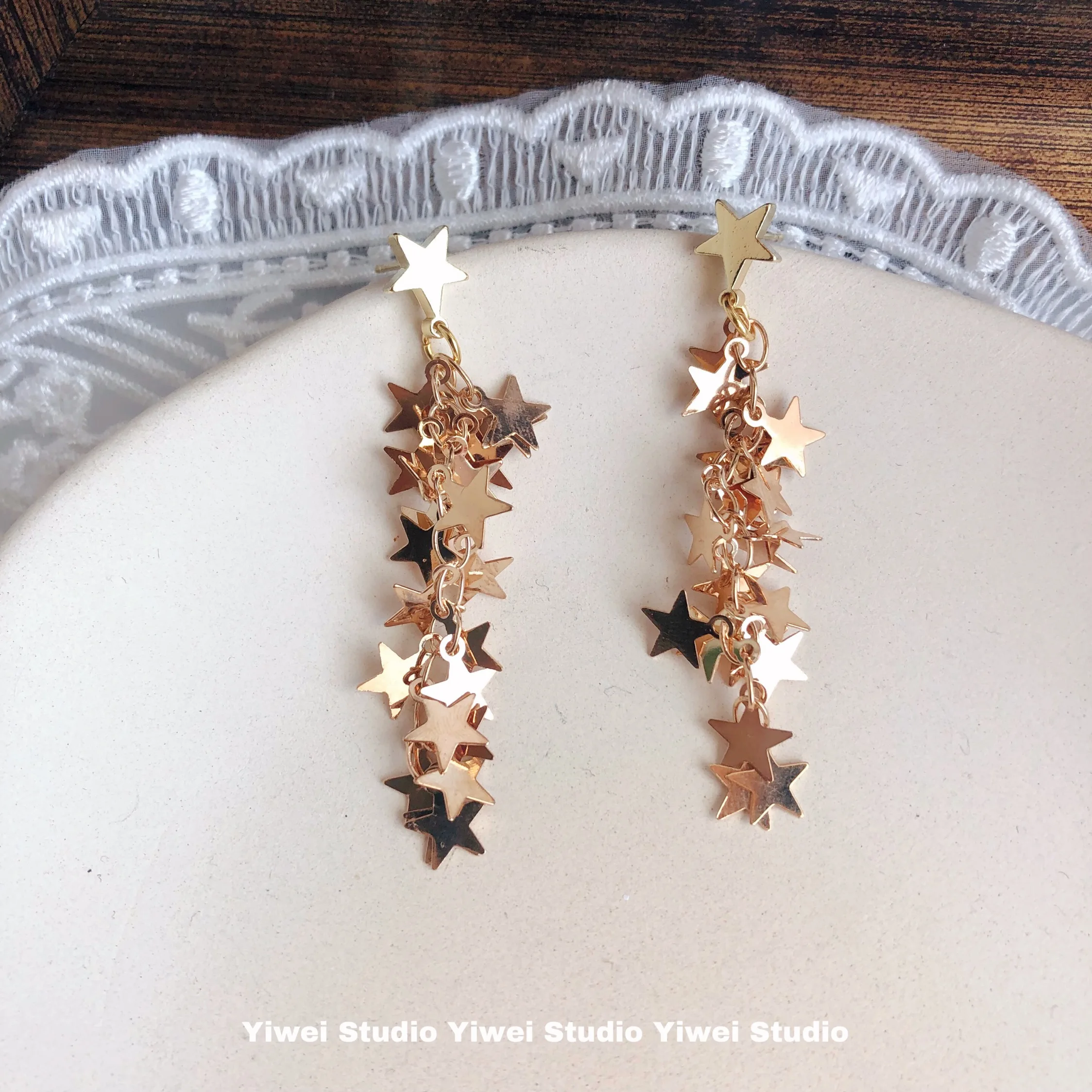 2021 New Hgh Quality A string of Stars Tassels Earring Long section Gold color Five-pointed star Woman Party Jewelry 
2021 New Hgh Quality A string of Stars Tassels Earring Long section Gold color Five-pointed star Woman Party Jewelry