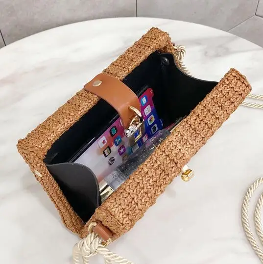 Handmade Straw Shoulder Bag Summer Women's Woven Rattan Bag Vintage Beach Cross Body Bag Female Lock Handbag With Flowers
Handmade Straw Shoulder Bag Summer Women's Woven Rattan Bag Vintage Beach Cross Body Bag Female Lock Handbag With Flowers