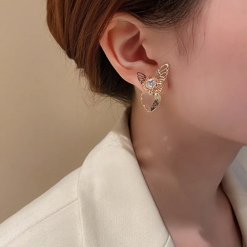 XIAOBOACC Korean Fashion Earrings for Women Simple Sweet Elegant Hollow Zircon Butterfly Heart Ear Studs Free Shipping
XIAOBOACC Korean Fashion Earrings for Women Simple Sweet Elegant Hollow Zircon Butterfly Heart Ear Studs Free Shipping