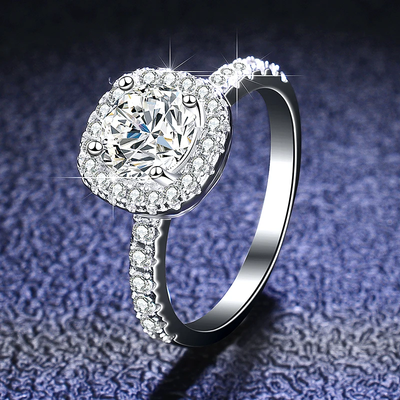 925 sterling silver ring Mosan's drill Ring Fashion woman1ct diamond ring Diamond Princess Square Bag D-color Mosan diamond
925 sterling silver ring Mosan's drill Ring Fashion woman1ct diamond ring Diamond Princess Square Bag D-color Mosan diamond