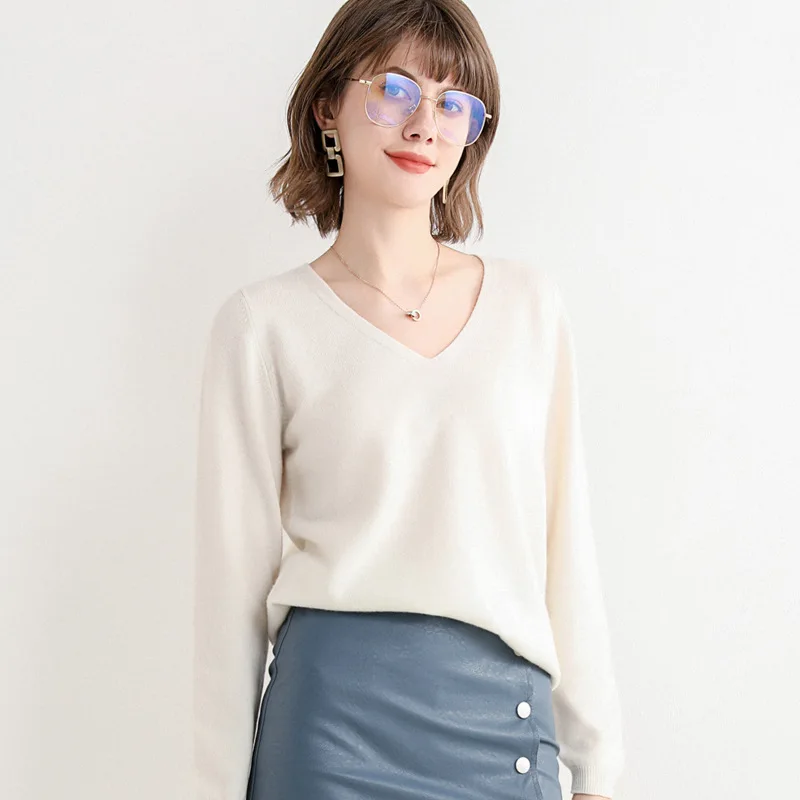 2020 New Women's Autumn and Winter Short Loose Pullover V-neck Knitted Pure Black All-match Bottoming Sweater
2020 New Women's Autumn and Winter Short Loose Pullover V-neck Knitted Pure Black All-match Bottoming Sweater