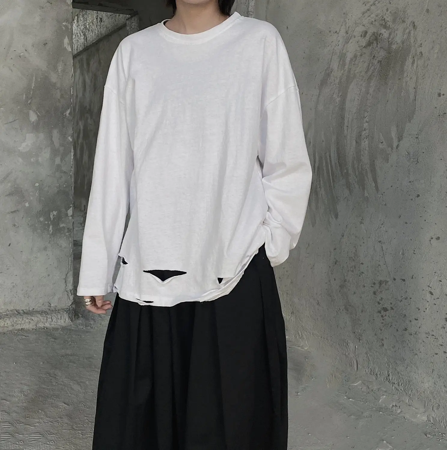 Cash Fashion Black Department hole design pure color loose long-sleeved men and women's foundation t-shirt
Cash Fashion Black Department hole design pure color loose long-sleeved men and women's foundation t-shirt