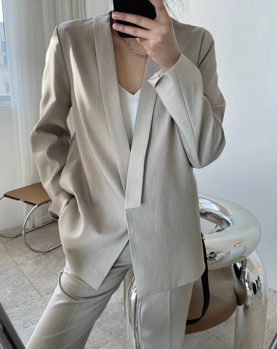 2021 spring new Korean suit women's simple temperament lapel loose and thin drape a button jacket
2021 spring new Korean suit women's simple temperament lapel loose and thin drape a button jacket