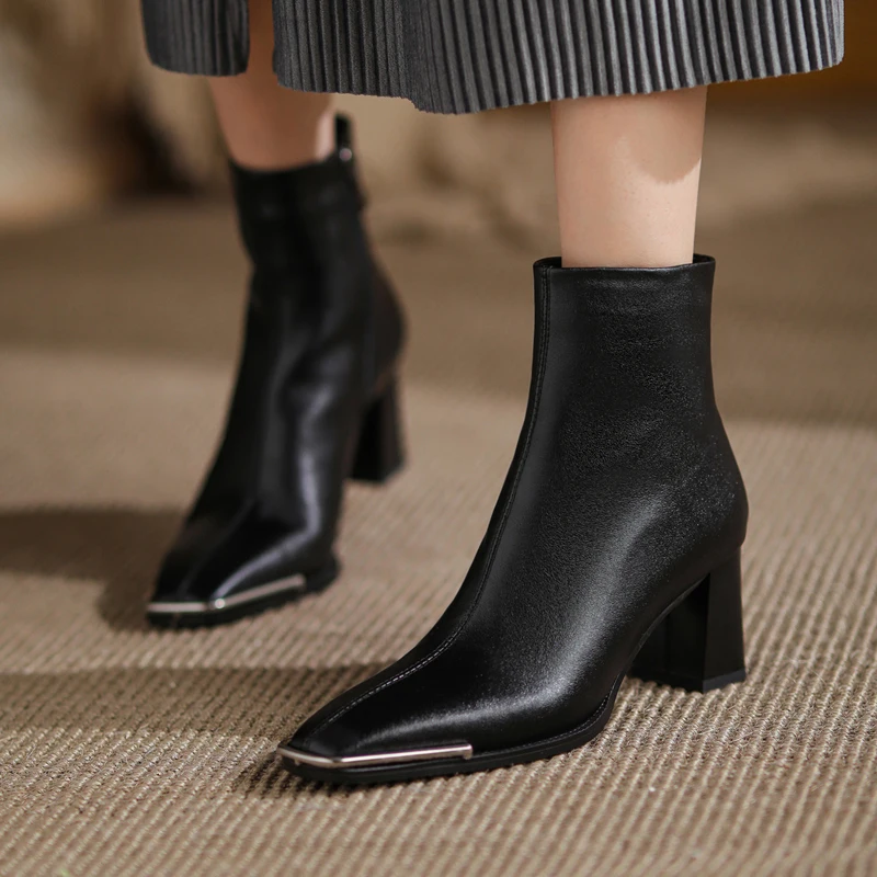 Hot Genuine Leather Women Boots Fashion ZIP Ankle Boots Metal Square Toe Thick Heel Women Shoes Winter Handmade Zapatos De Mujer 
Hot Genuine Leather Women Boots Fashion ZIP Ankle Boots Metal Square Toe Thick Heel Women Shoes Winter Handmade Zapatos De Mujer