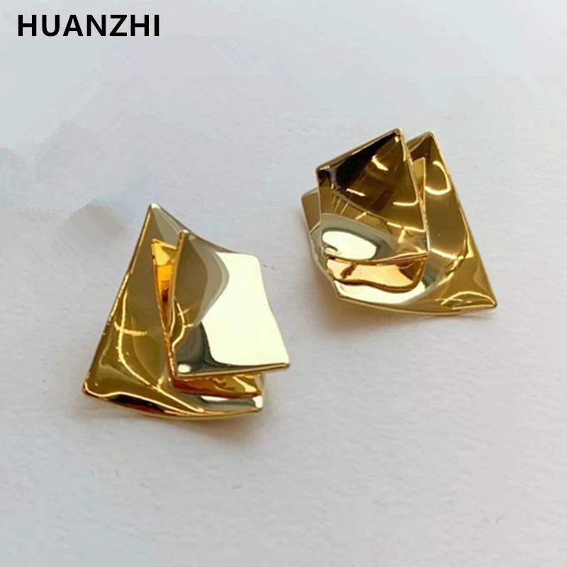 HUANZHI 2022 новые корейские золотистые металлические двухсторонние несимметричные витые квадратные серьги-гвоздики для женщин и девушек ювели...
HUANZHI 2022 новые корейские золотистые металлические двухсторонние несимметричные витые квадратные серьги-гвоздики для женщин и девушек ювели...