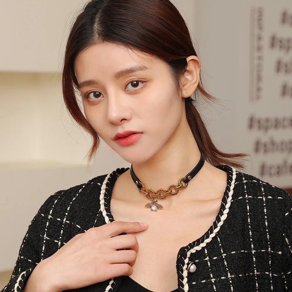 2021 New Popular Creative Chain Bee PU Skin Pearl Necklace European and American Style Small Fresh Jewelry Collar
2021 New Popular Creative Chain Bee PU Skin Pearl Necklace European and American Style Small Fresh Jewelry Collar