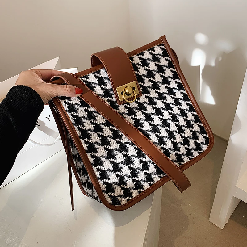 Niche Design Large-capacity Handbag 2021 New Fashion Messenger Bag Hot Shoulder Bucket Bag Underarm Bag Dual-use Bag Width: 26cm
Niche Design Large-capacity Handbag 2021 New Fashion Messenger Bag Hot Shoulder Bucket Bag Underarm Bag Dual-use Bag Width: 26cm