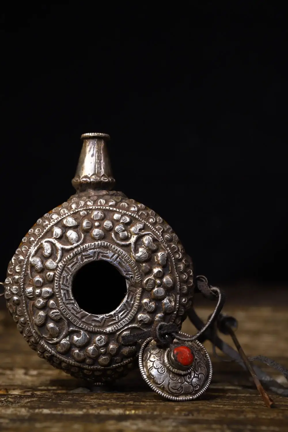 Home Decor 5" Tibet Buddhism Temple Antique Rare Old Bronze silver plated mosaic Beeswax snuff bottle
Home Decor 5" Tibet Buddhism Temple Antique Rare Old Bronze silver plated mosaic Beeswax snuff bottle