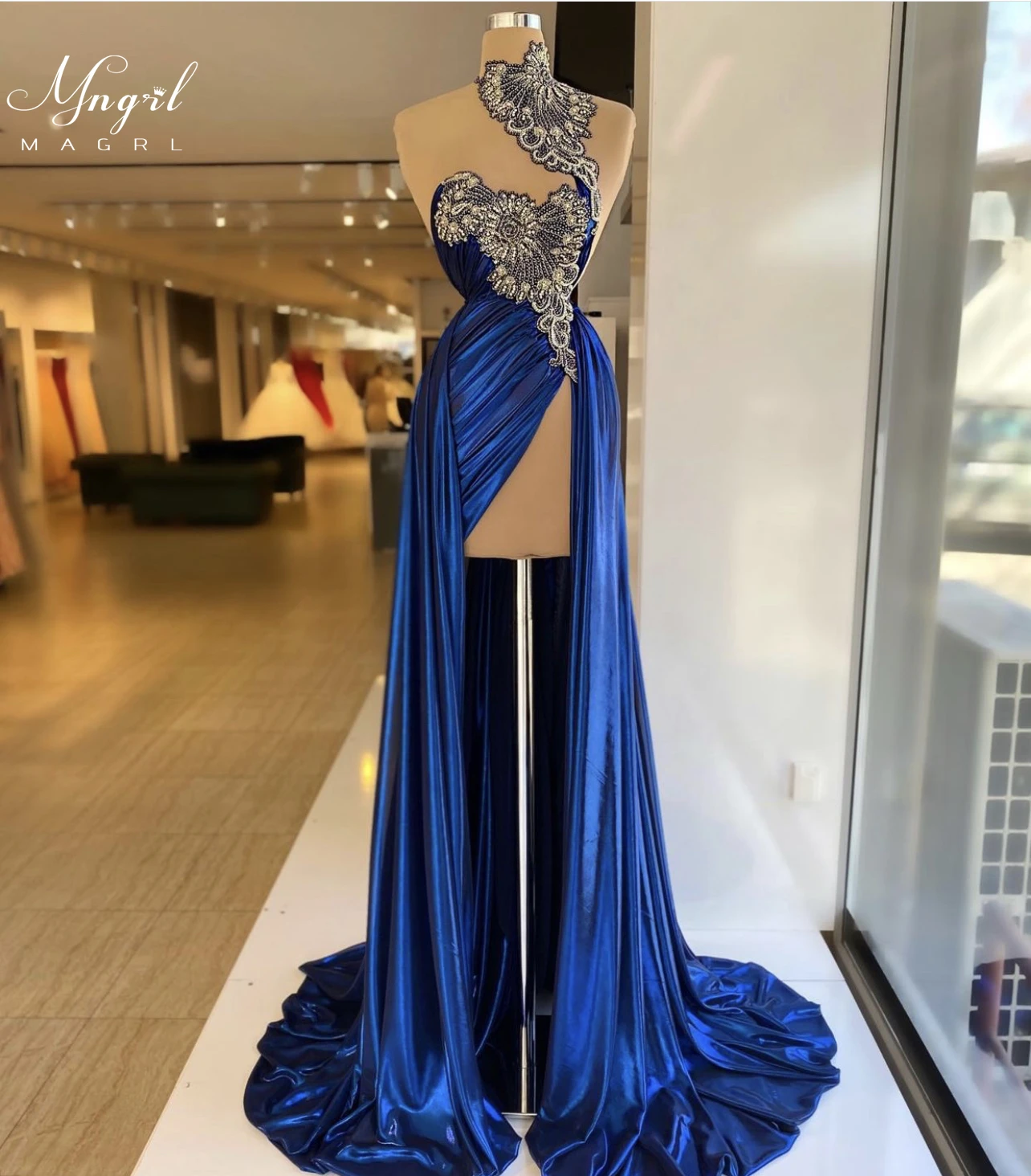 MNGRL Luxury Evening Dress One-shoulder Long Sleeves Hand-applied Diamonds Glittering 2021 New Evening Dress Party Dress
MNGRL Luxury Evening Dress One-shoulder Long Sleeves Hand-applied Diamonds Glittering 2021 New Evening Dress Party Dress