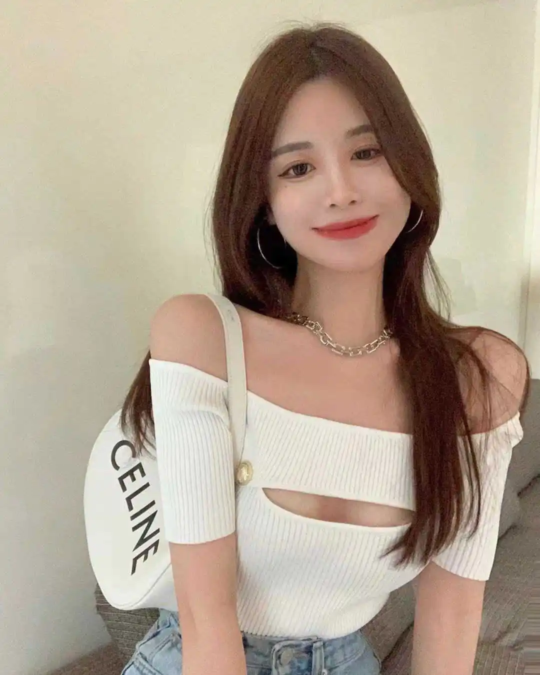 Hot Girl Sexy Cutout High Waist Short T-shirt Women's Tight off-Shoulder Short Sleeve Top Summer 2021 New 
Hot Girl Sexy Cutout High Waist Short T-shirt Women's Tight off-Shoulder Short Sleeve Top Summer 2021 New