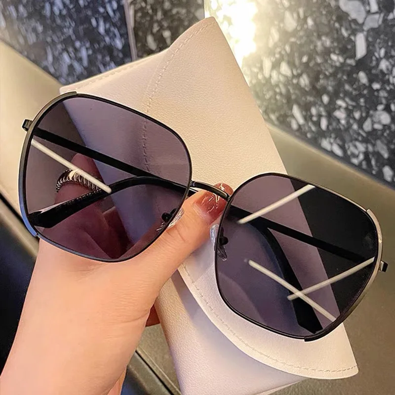 Очки солнцезащитные женские с градиентными линзами, модные брендовые дизайнерские квадратные очки в оправе из сплава, с защитой UV400
Очки солнцезащитные женские с градиентными линзами, модные брендовые дизайнерские квадратные очки в оправе из сплава, с защитой UV400