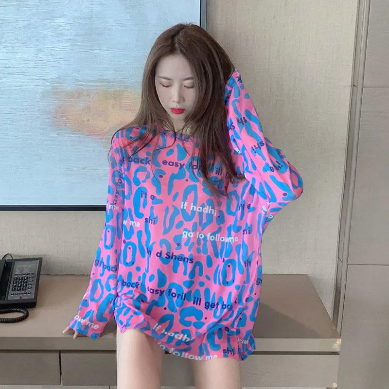 Ice silk letter sunscreen long sleeve T-shirt women's summer 2021 new design small loose thin mesh top
Ice silk letter sunscreen long sleeve T-shirt women's summer 2021 new design small loose thin mesh top
