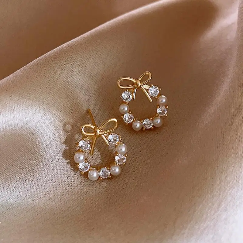 Korean Sweet Rhinestone Bowknot Stud Earrings For Women Fashion Female Jewelry For Party Gift New Hot Cute Pearl Circle Earrings
Korean Sweet Rhinestone Bowknot Stud Earrings For Women Fashion Female Jewelry For Party Gift New Hot Cute Pearl Circle Earrings