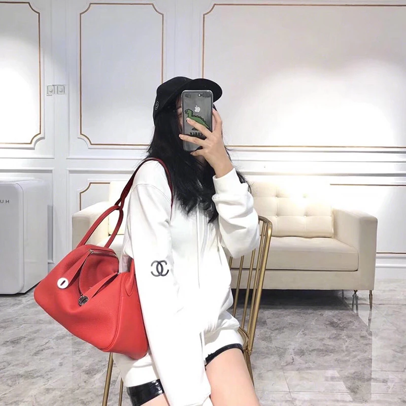 2020 new women's bag Lindy bag soft leather lychee grain platinum bag Single Shoulder Handbag doctor's bag medicine bag
2020 new women's bag Lindy bag soft leather lychee grain platinum bag Single Shoulder Handbag doctor's bag medicine bag