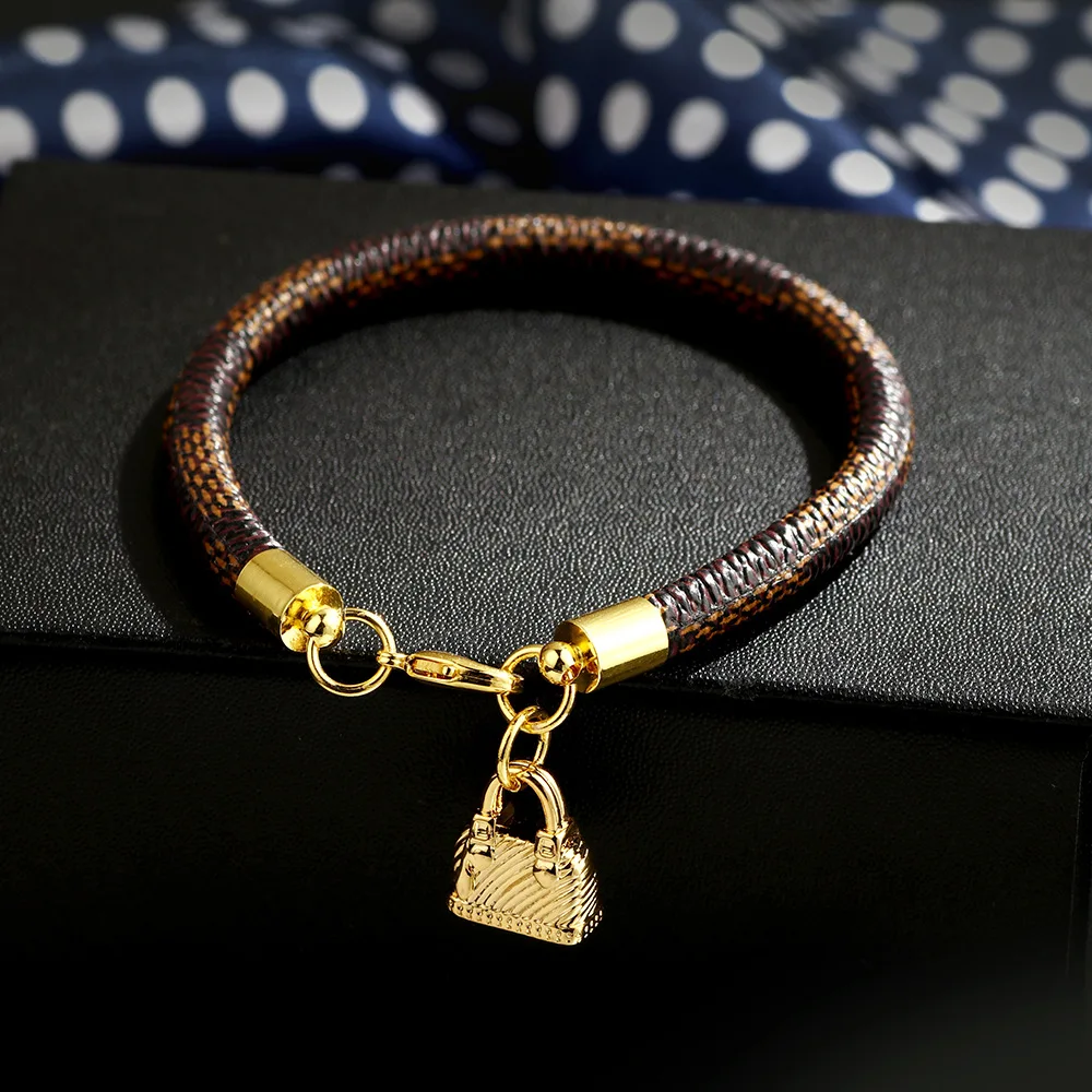 2020 Classic Women Bracelet Brown Leather Gold Alloy Cute Love Heart Shoulder Bag Pendant Bracelets for Women 3 Colors Available
2020 Classic Women Bracelet Brown Leather Gold Alloy Cute Love Heart Shoulder Bag Pendant Bracelets for Women 3 Colors Available