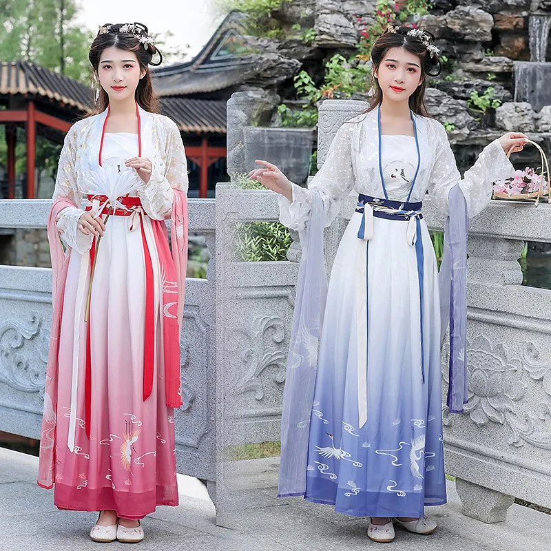 Женская одежда Hanfu, постепенное изменение китайских элементов, позолоченный Топ спереди, юбка до талии, комплект из трех предметов
Женская одежда Hanfu, постепенное изменение китайских элементов, позолоченный Топ спереди, юбка до талии, комплект из трех предметов