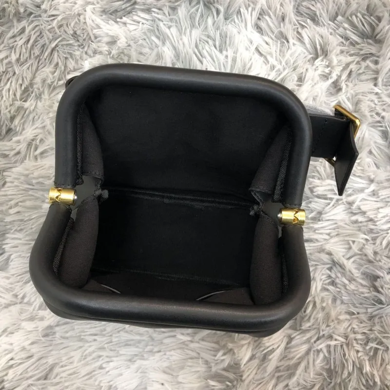 Fashion New Womens Armpit Design Genuine Leather Shoulder Bag Hasp Korean Style Cowhide Shell Bag Vintage Crossbody Bags
Fashion New Womens Armpit Design Genuine Leather Shoulder Bag Hasp Korean Style Cowhide Shell Bag Vintage Crossbody Bags