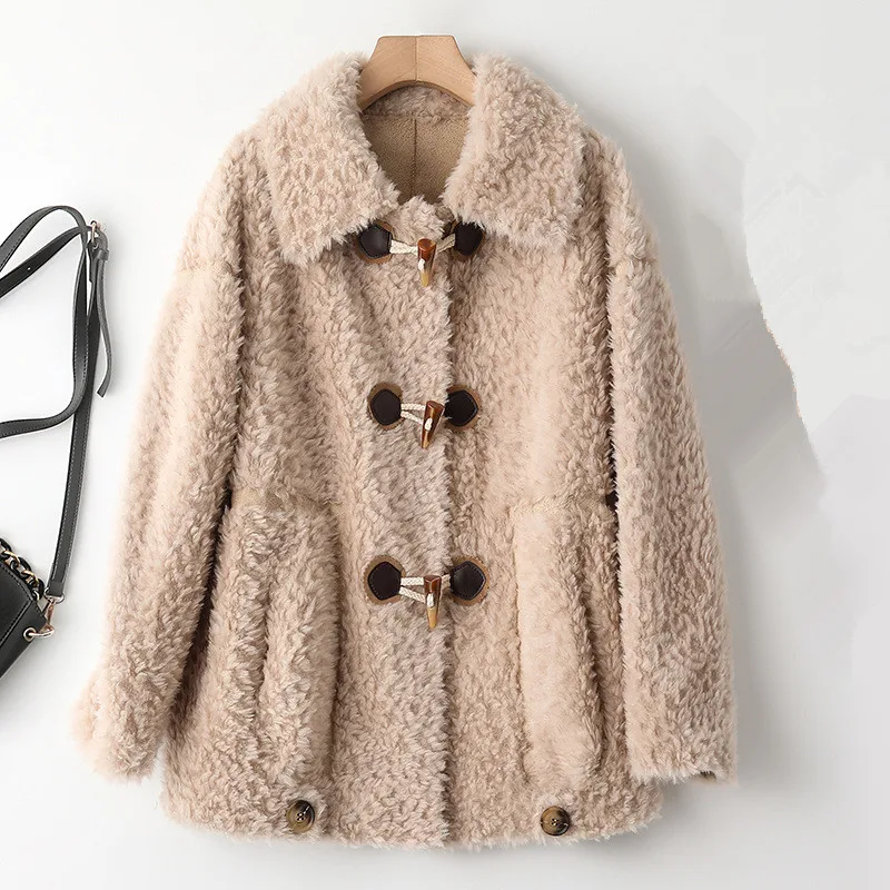 Lamb Wool Fur Coat Women 2021 Winter New Korean Horn Buckle Long Sleeve Sheep Shears Velvet Jacket Female Loose Outerwear H1786
Lamb Wool Fur Coat Women 2021 Winter New Korean Horn Buckle Long Sleeve Sheep Shears Velvet Jacket Female Loose Outerwear H1786