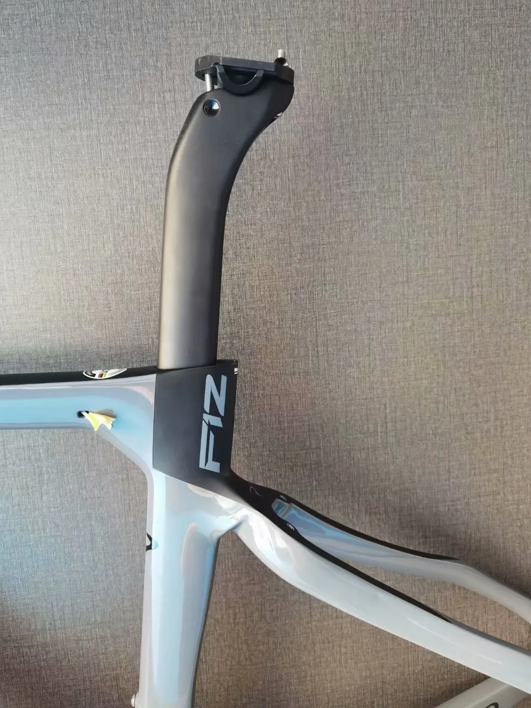2021 F12 T1100 new carbon road bike frame disc bicycle frame handlebar all internal cable XDB available
2021 F12 T1100 new carbon road bike frame disc bicycle frame handlebar all internal cable XDB available