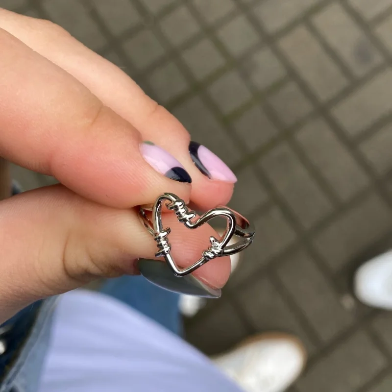Fashion Hollow Heart Ring Simple Punk Rings Women Versatile Stacking Ring Love Women Wedding Hip-hop Jewelry Party Gift
Fashion Hollow Heart Ring Simple Punk Rings Women Versatile Stacking Ring Love Women Wedding Hip-hop Jewelry Party Gift