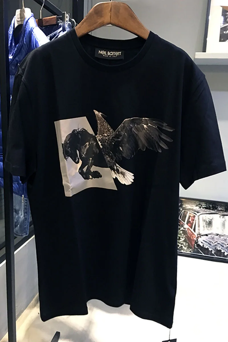 2020 Summer New Short Sleeve Neil Barrett Eagle Pegasus Pattern Stitching Abstract Print Men's Short Sleeve T-Shirt
2020 Summer New Short Sleeve Neil Barrett Eagle Pegasus Pattern Stitching Abstract Print Men's Short Sleeve T-Shirt