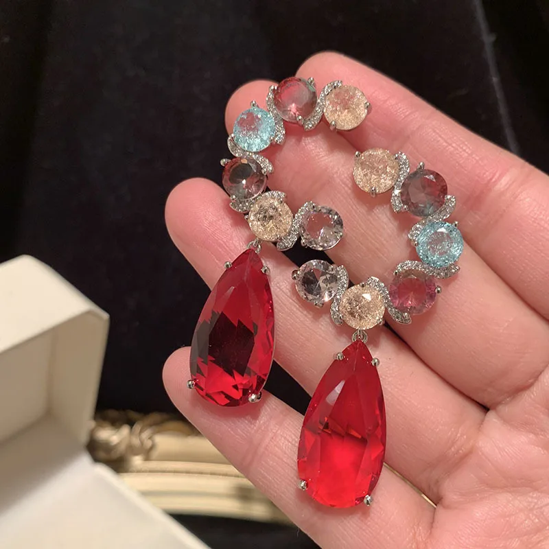 Модные женские серьги-подвески билицветного цвета с красным фианитом
Модные женские серьги-подвески билицветного цвета с красным фианитом
