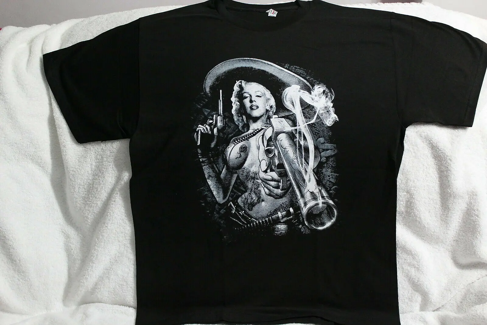 Marilyn Monroe Cowboy Hat Smoking Gun Tattoo T-Shirt. Summer Cotton Short Sleeve O-Neck Mens T Shirt New S-3XL
Marilyn Monroe Cowboy Hat Smoking Gun Tattoo T-Shirt. Summer Cotton Short Sleeve O-Neck Mens T Shirt New S-3XL