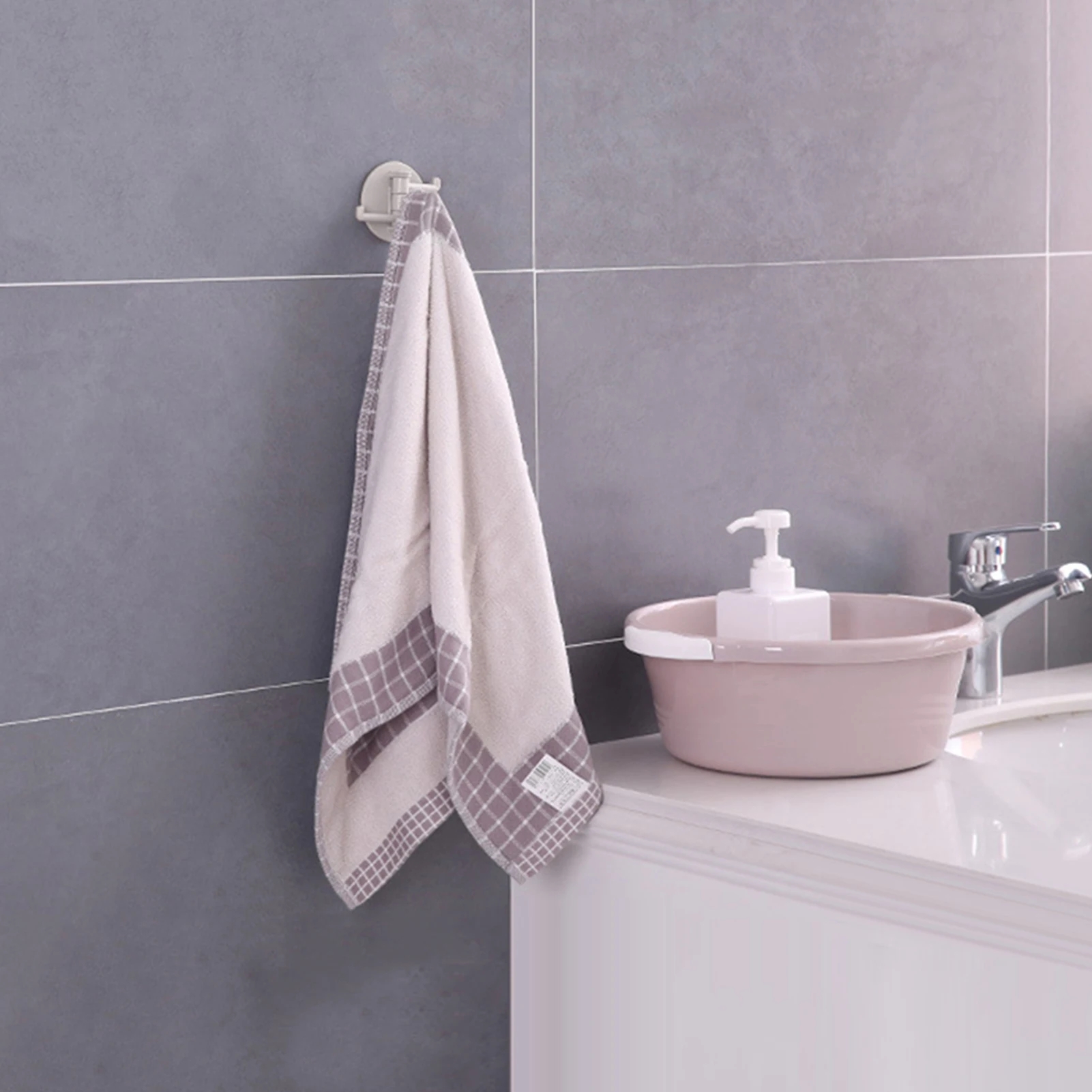 Rotating seamless adhesive hooks, strong and seamless adhesive hooks, bathroom and kitchen wall hanging supplies hooks.
Rotating seamless adhesive hooks, strong and seamless adhesive hooks, bathroom and kitchen wall hanging supplies hooks.