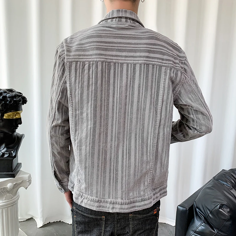2021 Spring And Autumn Men's Denim Jacket New Fashion Casual High-End Tooling Corduroy Lapel Denim Gentleman Jacket Light Blue
2021 Spring And Autumn Men's Denim Jacket New Fashion Casual High-End Tooling Corduroy Lapel Denim Gentleman Jacket Light Blue