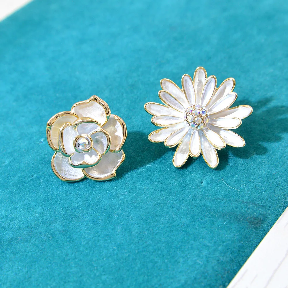 CINDY XIANG New Arrival Enamel Flower Style Pin Brooches For Women Small Cute Tiny Collar Pin Shirt Coat Accessories 2 Colors
CINDY XIANG New Arrival Enamel Flower Style Pin Brooches For Women Small Cute Tiny Collar Pin Shirt Coat Accessories 2 Colors