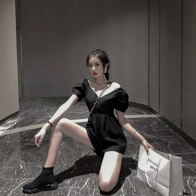 2021 spring new V-neck dress low cut one shoulder bubble sleeve Jumpsuit women's high waist slim Jumpsuit
2021 spring new V-neck dress low cut one shoulder bubble sleeve Jumpsuit women's high waist slim Jumpsuit