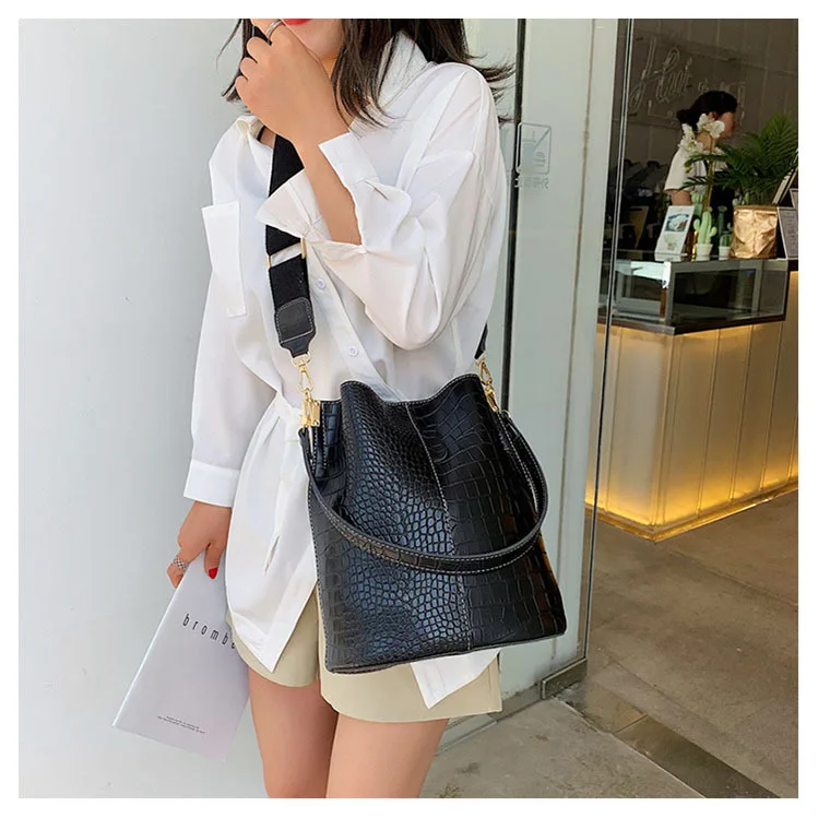 Free shipping 2020 summer new all-match single shoulder bucket bag multi-layer large capacity messenger bag female handbag
Free shipping 2020 summer new all-match single shoulder bucket bag multi-layer large capacity messenger bag female handbag