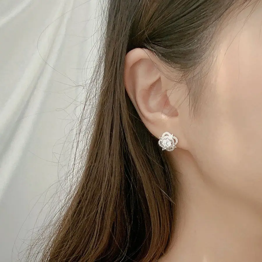 moissanite four-leaf clover earrings hot sale high-end fine 50 points S925 silver female couple anniversary holiday gift
moissanite four-leaf clover earrings hot sale high-end fine 50 points S925 silver female couple anniversary holiday gift
