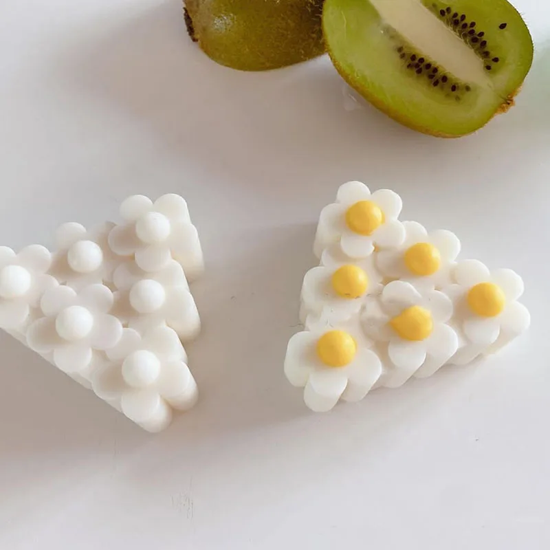 2022 New Triangular Small Flower Clusters Stacks Of Daisy Flowers Scented Gypsum Candle Epoxy Chocolate Baking Silicone Mold
2022 New Triangular Small Flower Clusters Stacks Of Daisy Flowers Scented Gypsum Candle Epoxy Chocolate Baking Silicone Mold