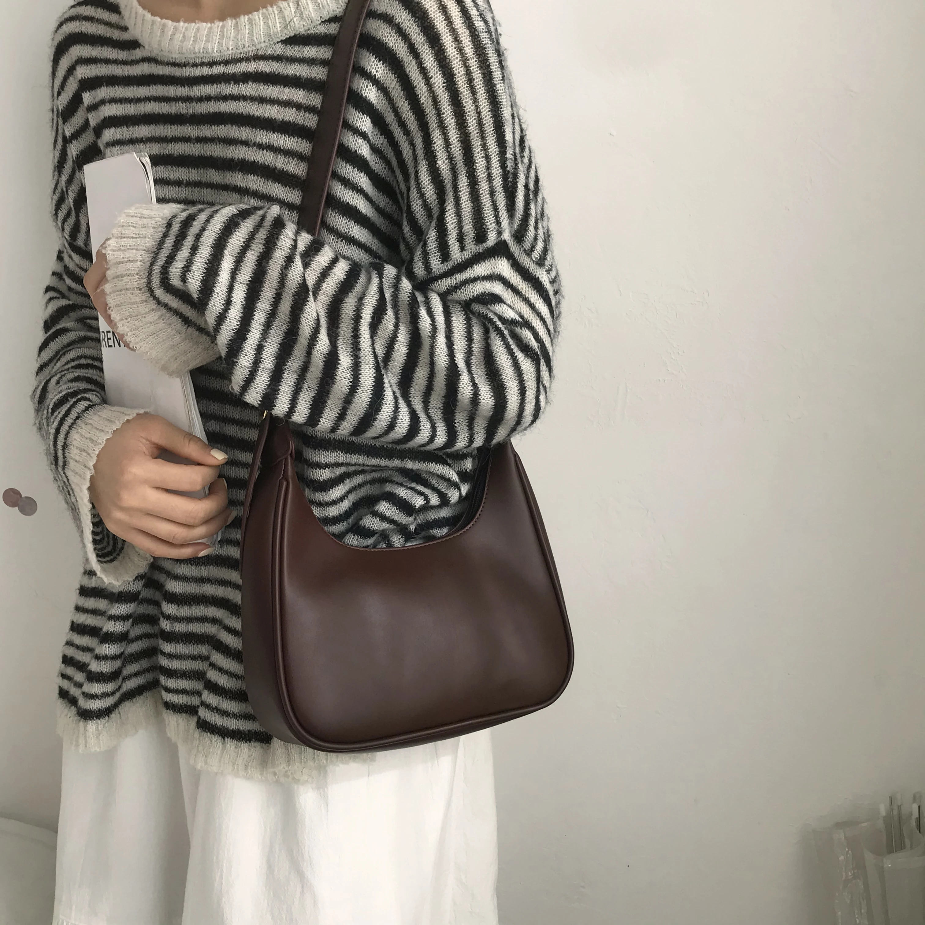 Top Handle Bag Women Retro Handbag PU Leather Shoulder Underarm Vintage Top Handle Bag Female Small Subaxillary Bags
Top Handle Bag Women Retro Handbag PU Leather Shoulder Underarm Vintage Top Handle Bag Female Small Subaxillary Bags