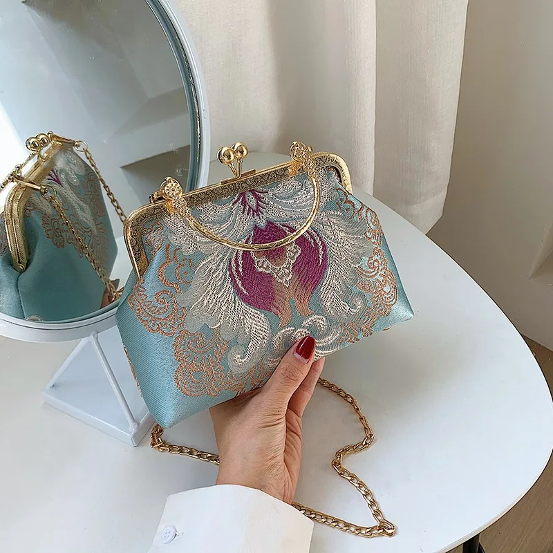 2021 Chinese style trendy women's bag embroidery cheongsam ladies bag Chinese style Hanfu Messenger bag elegant retro handbag an
2021 Chinese style trendy women's bag embroidery cheongsam ladies bag Chinese style Hanfu Messenger bag elegant retro handbag an