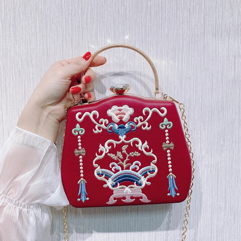 Red Color Pu Fashion Day Clutch Printed Embroidery Vintage Style Evening Bags With Shoulder Bucket Messenger
Red Color Pu Fashion Day Clutch Printed Embroidery Vintage Style Evening Bags With Shoulder Bucket Messenger