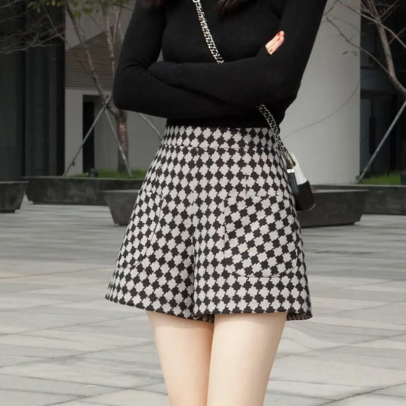 Autumn Women Fashion Houndstooth Tweed Shorts Female Vintage High Elastic Waist Zipper Short Pant Ladies Casual Loose Short A109
Autumn Women Fashion Houndstooth Tweed Shorts Female Vintage High Elastic Waist Zipper Short Pant Ladies Casual Loose Short A109