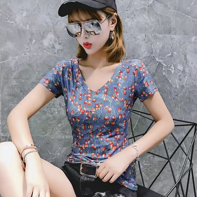 2021 summer new short sleeve T-shirt women's print versatile V-neck fashion slim foreign style top
2021 summer new short sleeve T-shirt women's print versatile V-neck fashion slim foreign style top
