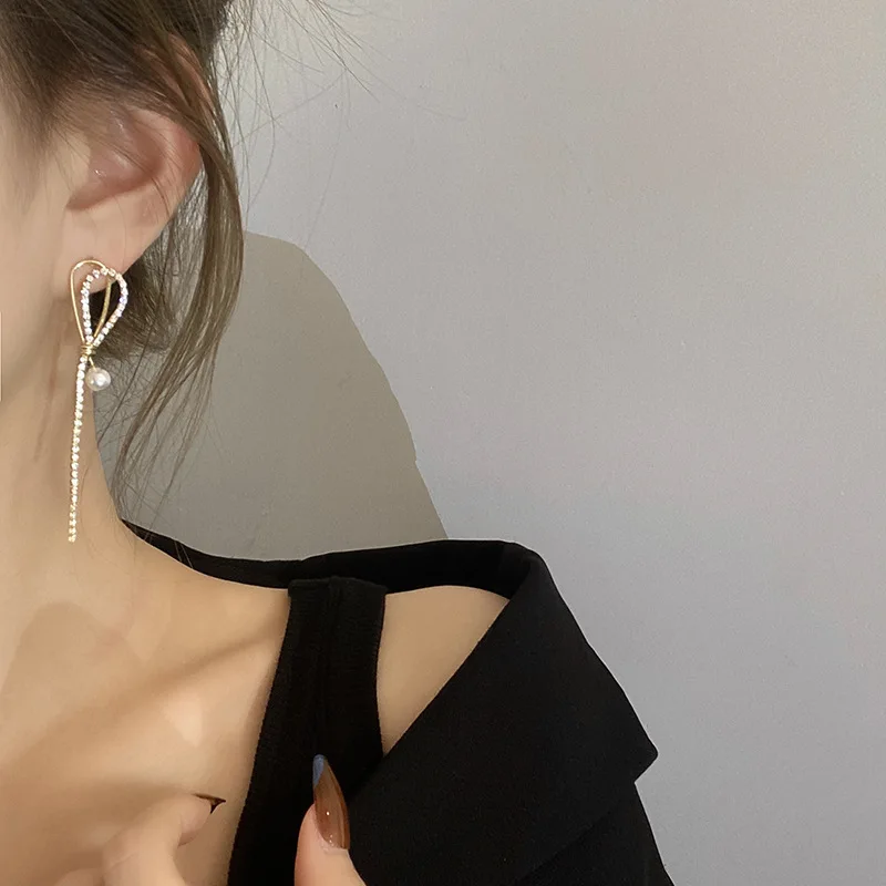 MASA 2021 Retro Gold Strip Long Line Tassel Pearl Pendant Earrings Women's Smooth Curved Geometric Korean Fashion Jewelry Gift
MASA 2021 Retro Gold Strip Long Line Tassel Pearl Pendant Earrings Women's Smooth Curved Geometric Korean Fashion Jewelry Gift