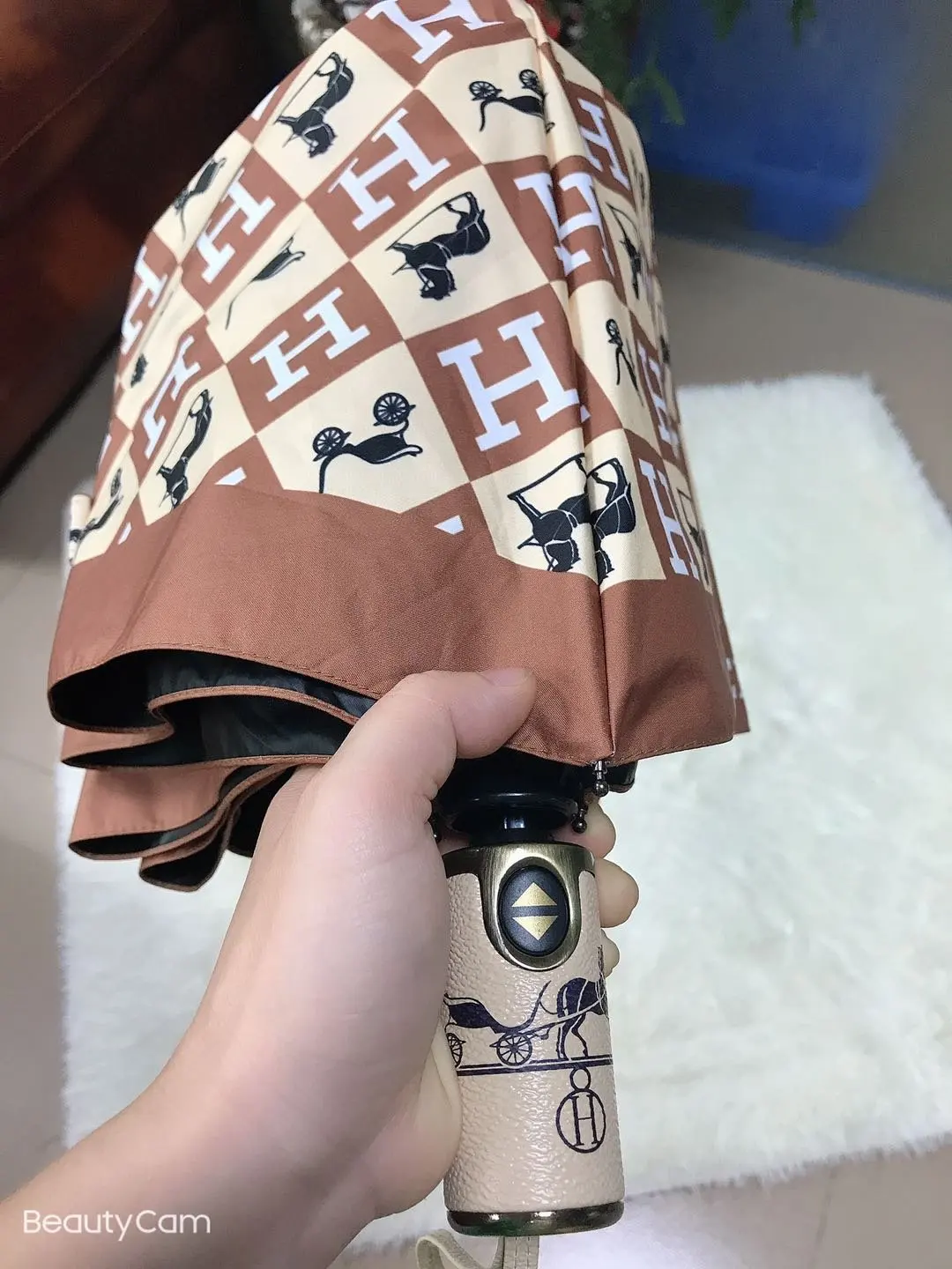 New Trendy Brand Automatic Three-fold Folding Umbrella Black Glue Coated Sun Umbrella Anti-UV Umbrella Rain or Rain Umbrella 
New Trendy Brand Automatic Three-fold Folding Umbrella Black Glue Coated Sun Umbrella Anti-UV Umbrella Rain or Rain Umbrella