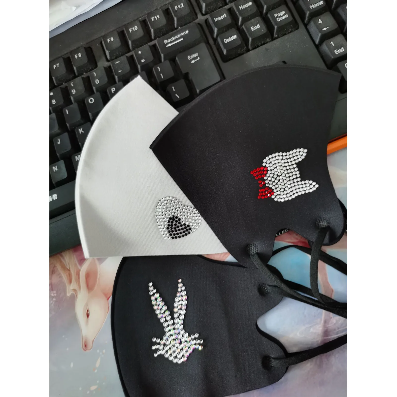1PC Mscara Fast delivery Masque Headband Rabbit Water-Saving Diamond Sequined Masks Diamond Breathing Mouth Party Mask Maske
1PC Mscara Fast delivery Masque Headband Rabbit Water-Saving Diamond Sequined Masks Diamond Breathing Mouth Party Mask Maske