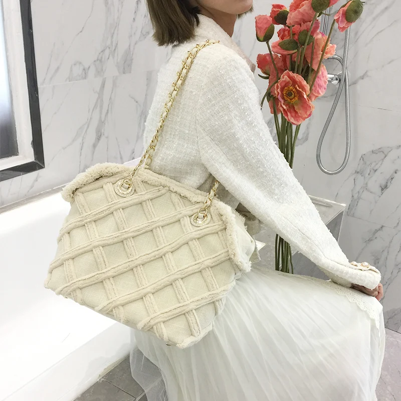 Elegant Female Large Tote bag 2020 Fashion New High-quality Woolen cloth Women's Designer Handbag Chain Shoulder Messenger Bag
Elegant Female Large Tote bag 2020 Fashion New High-quality Woolen cloth Women's Designer Handbag Chain Shoulder Messenger Bag