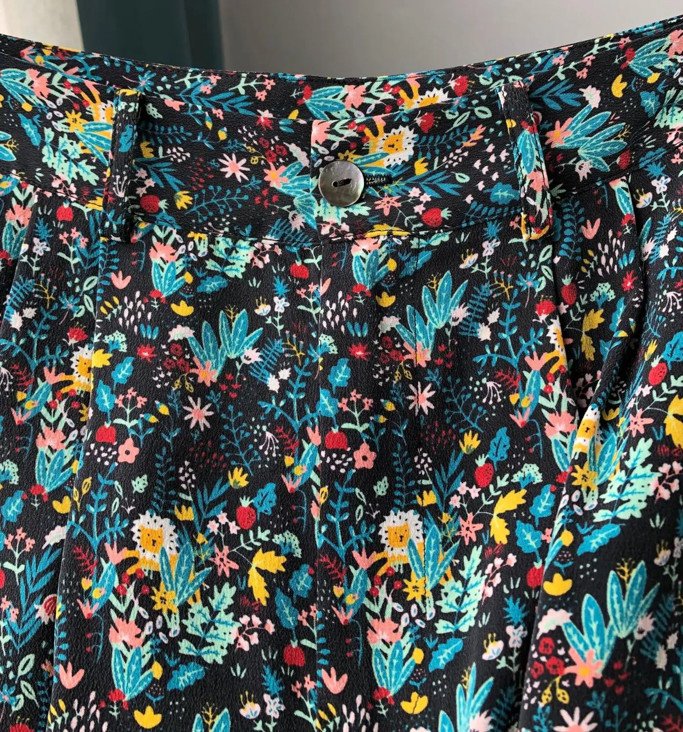 Women Loose Floral Shorts Spring and Summer 100% Silk Printed Wild Ladies Shorts New
Women Loose Floral Shorts Spring and Summer 100% Silk Printed Wild Ladies Shorts New