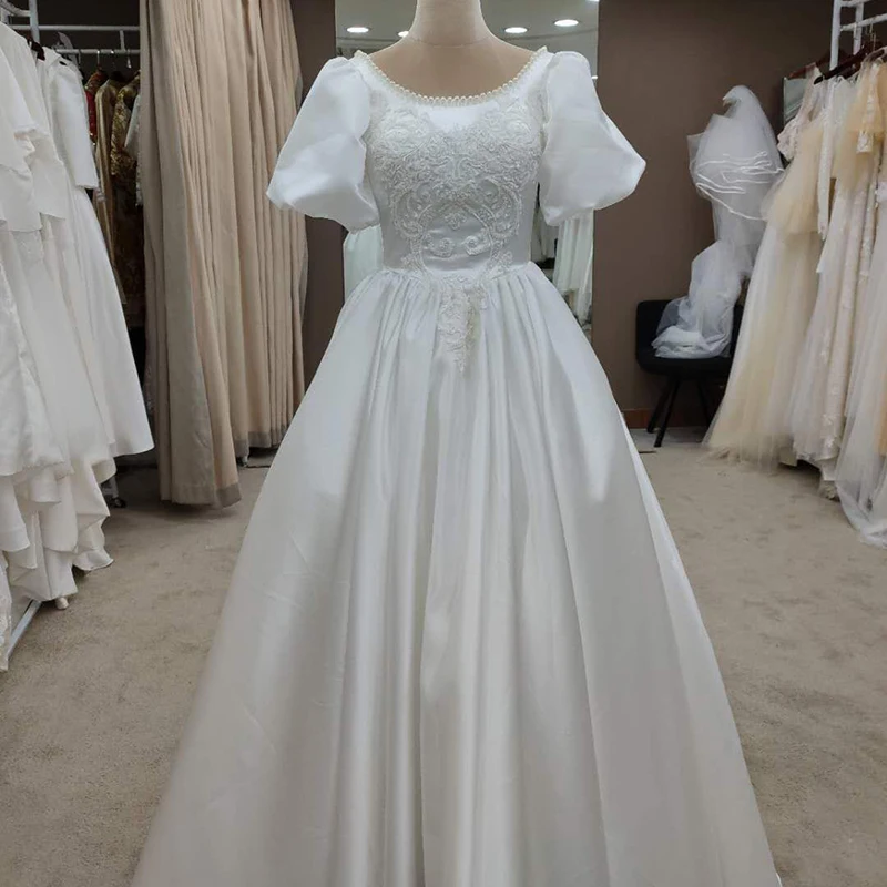Appliqued Fluffy Wedding Ball Gown Short Sleeves 2020 Lace Up True Photos Custom Pearls Vintage Satin Made Bridal Gown #3137
Appliqued Fluffy Wedding Ball Gown Short Sleeves 2020 Lace Up True Photos Custom Pearls Vintage Satin Made Bridal Gown #3137