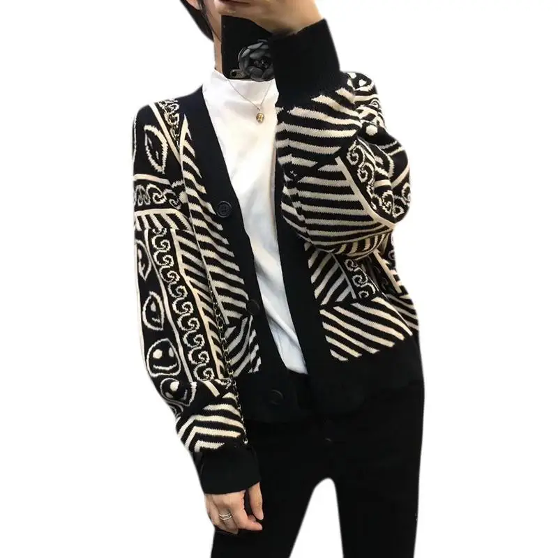 2020 spring and Autumn New Korean loose V-neck knitted cardigan women's coat
2020 spring and Autumn New Korean loose V-neck knitted cardigan women's coat