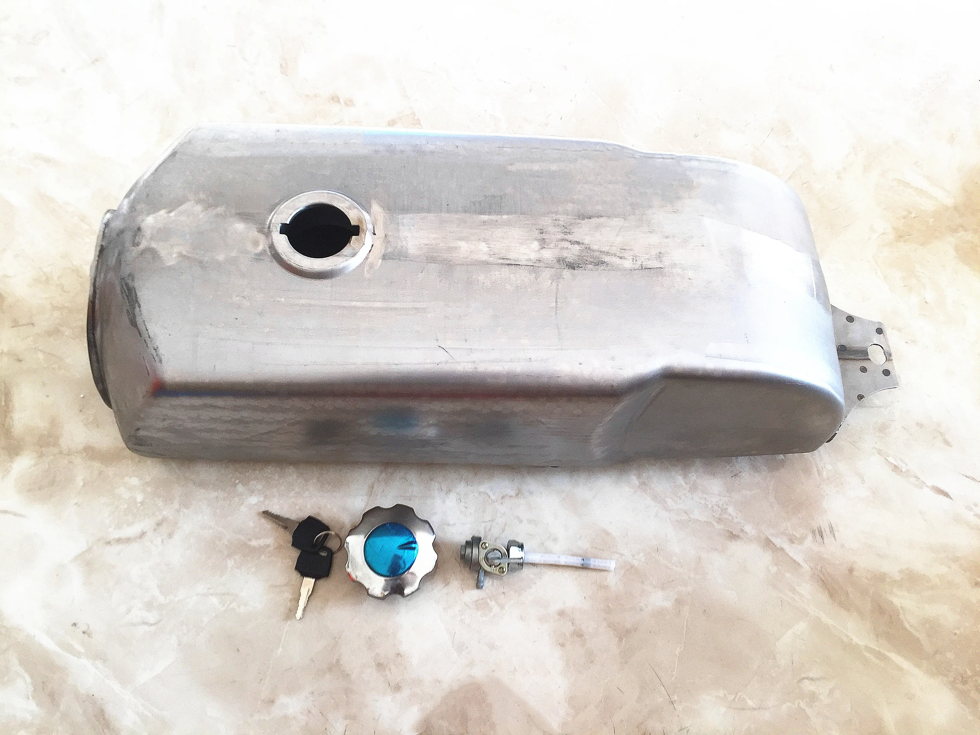 DIY Motorcycle Fuel Tank 10L Raw Metal Cafe Retro Modified Motorcycle Petrol Tanks Vintage Motorbike Gas Tank
DIY Motorcycle Fuel Tank 10L Raw Metal Cafe Retro Modified Motorcycle Petrol Tanks Vintage Motorbike Gas Tank