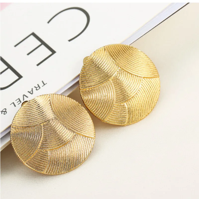 COWNINE Circular exaggerated ripple clip earrings/wedding gift wedding jewelry earrings unique design style
COWNINE Circular exaggerated ripple clip earrings/wedding gift wedding jewelry earrings unique design style